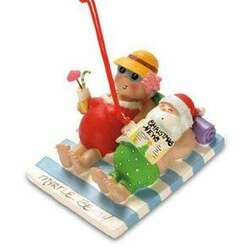Item 108126 Myrtle Beach Santa/Mrs. Claus On Beach Towel Ornament
